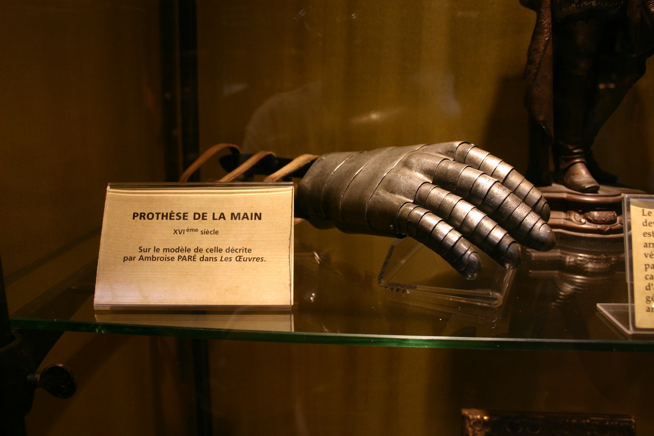Hand prosthesis after Ambroise Paré (reconstruction), Musée d'Histoire de la Médecine, Paris (19).JPG